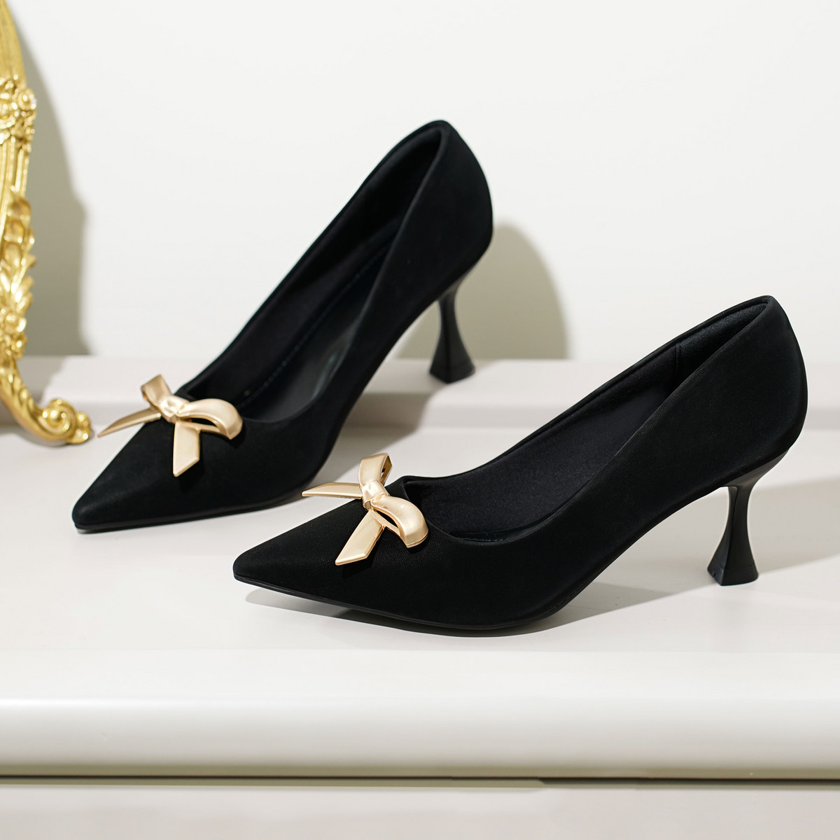 รองเท้าส้นสูงปลายแหลม DL0568