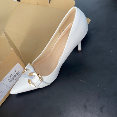 สีสัน: สีขาว / Size : 37