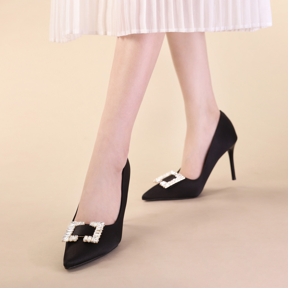 รองเท้าส้นสูงปลายแหลม AA0442