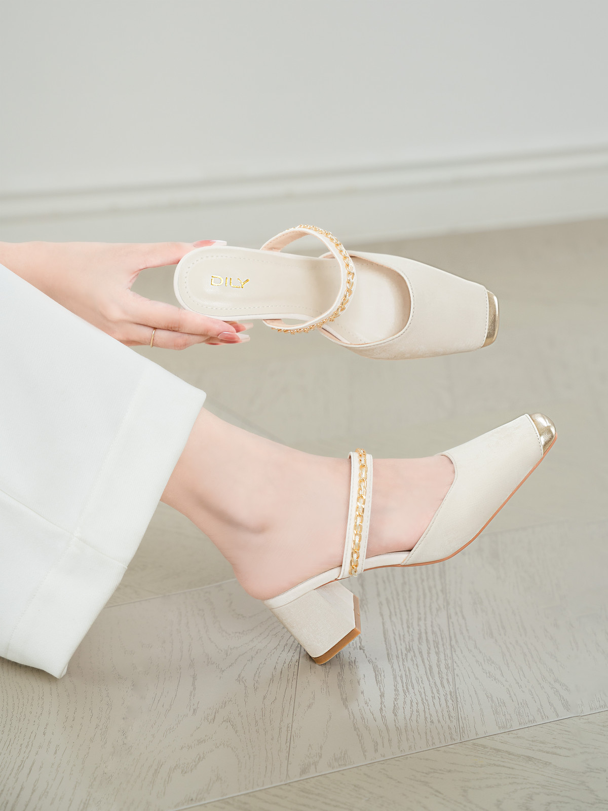 รองเท้ามิวล์ส้นสูง DL0623