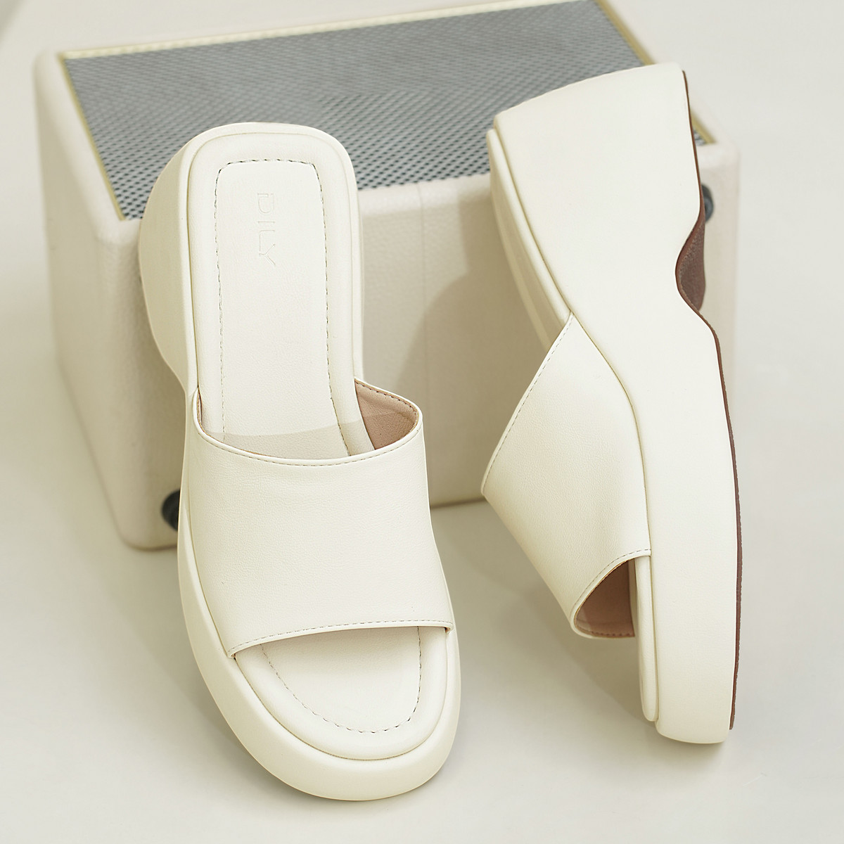 รองเท้าแตะพื้นหนา DL0591