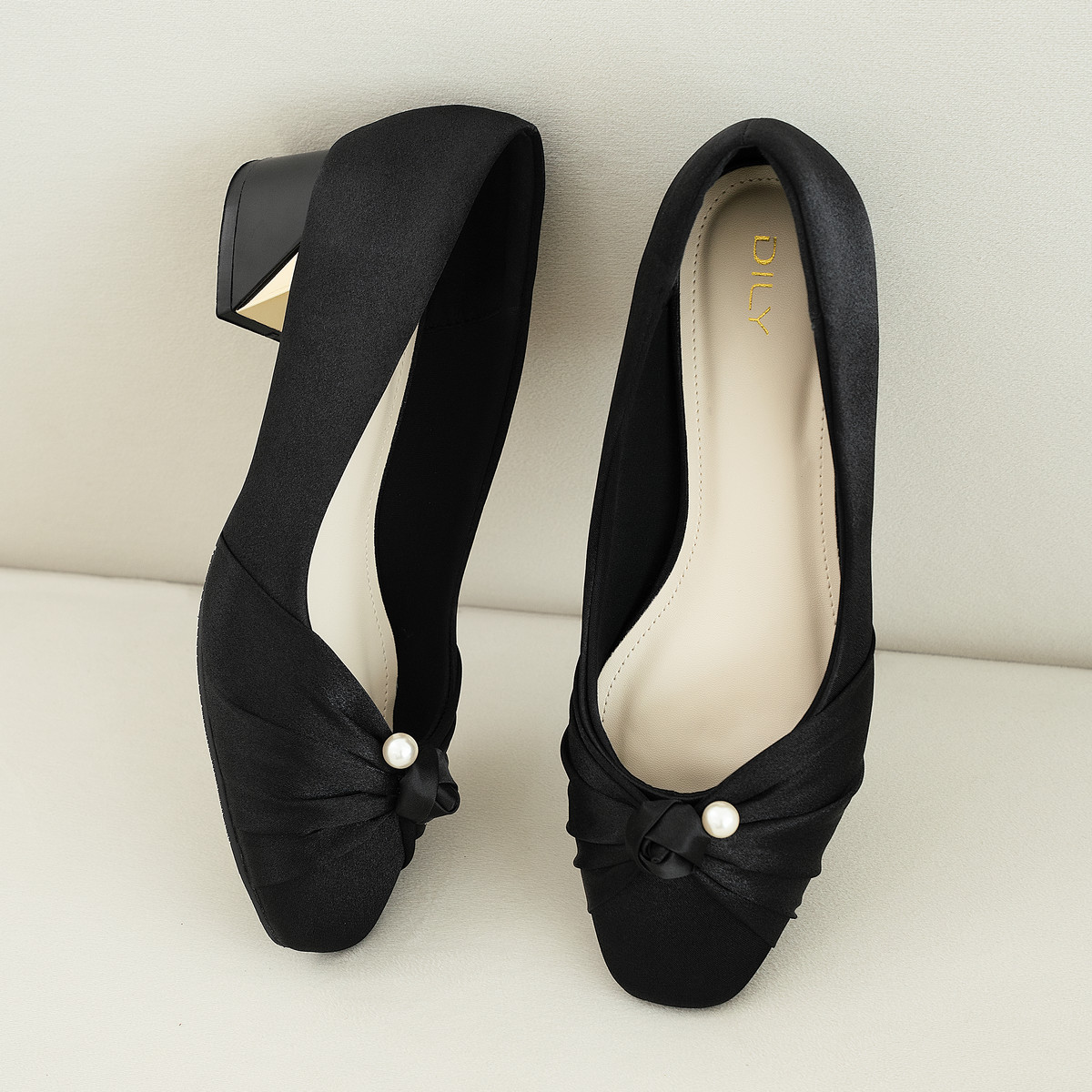 รองเท้าส้นสูงพื้นเหลี่ยม DL0636