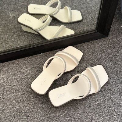 สีสัน: สีขาว / Size : 37