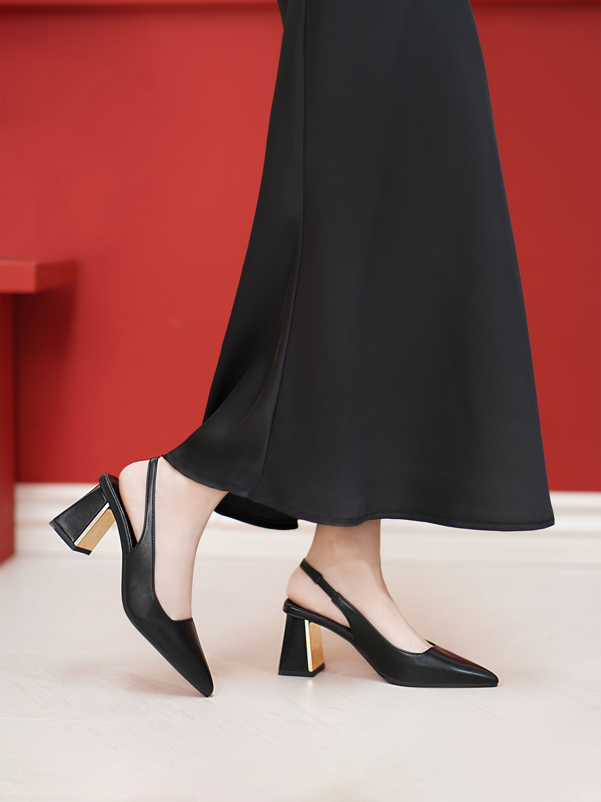 รองเท้าสลิงแบ็ค AA0375