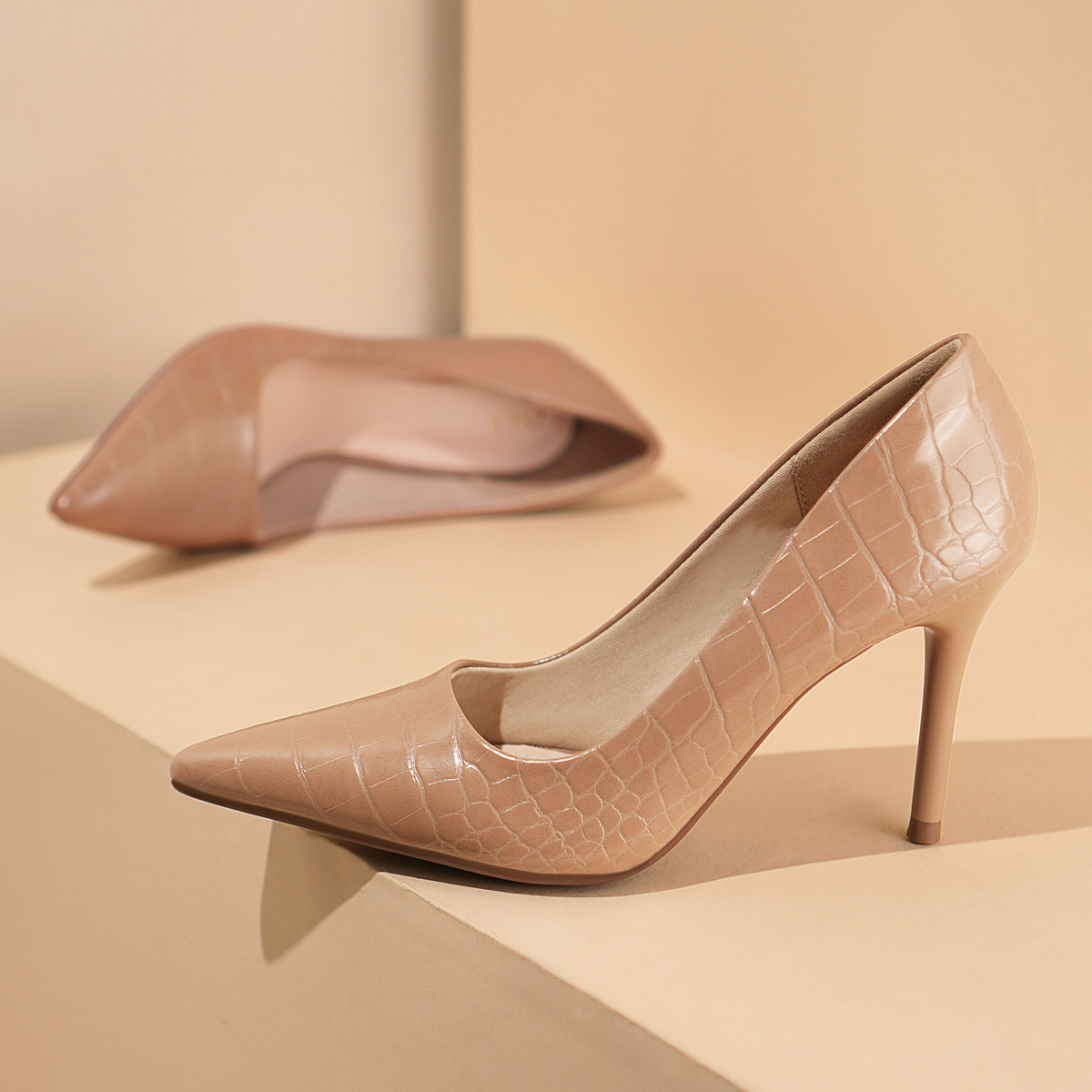 รองเท้าส้นสูงปลายแหลม AA0468