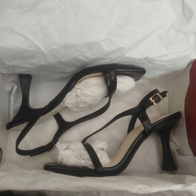 สีสัน: ดำ  / Size : 37