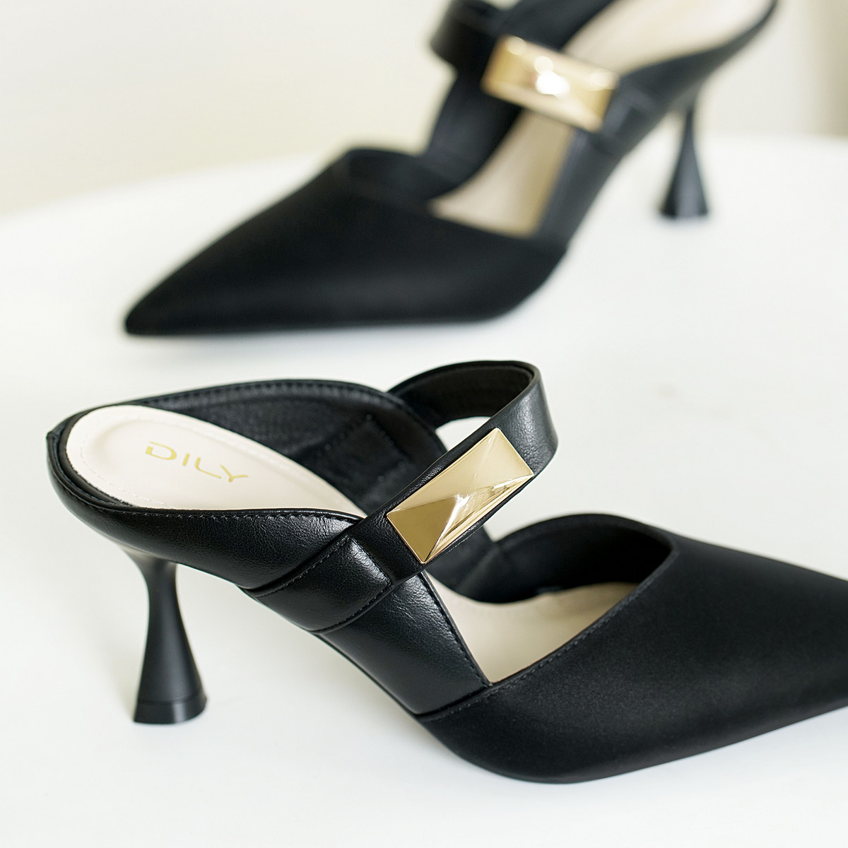 รองเท้ามิวล์ส้นสูง DL0589