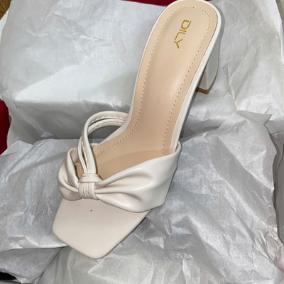 สีสัน: สีขาว / Size : 38