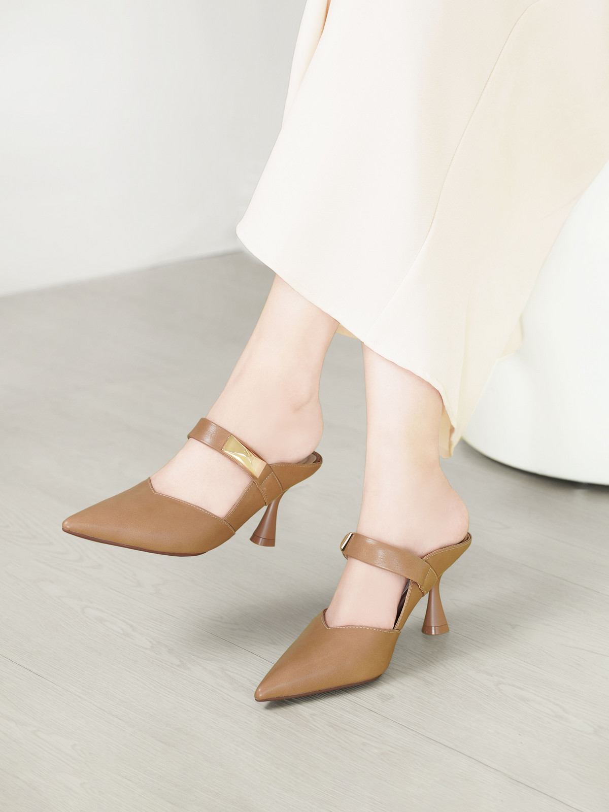 รองเท้ามิวล์ส้นสูง DL0589