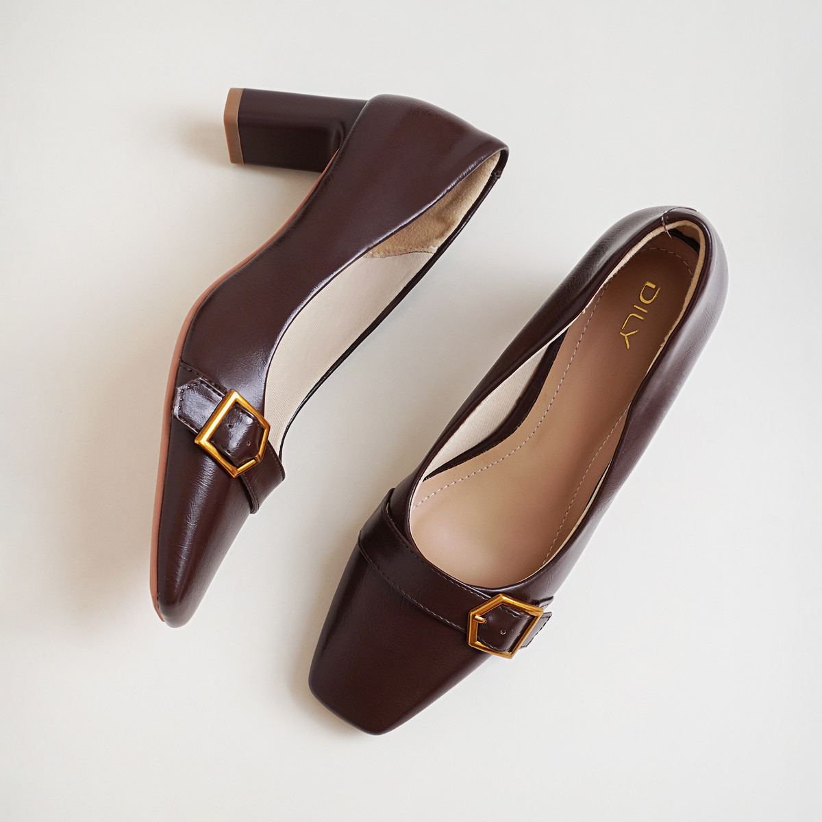 รองเท้าส้นสูงพื้นเหลี่ยม AA0458