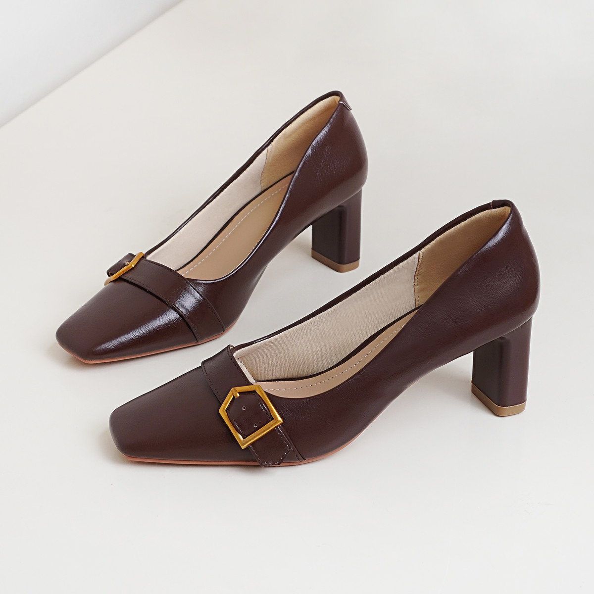 รองเท้าส้นสูงพื้นเหลี่ยม AA0458