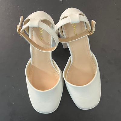 สีสัน: สีขาว / Size : 35