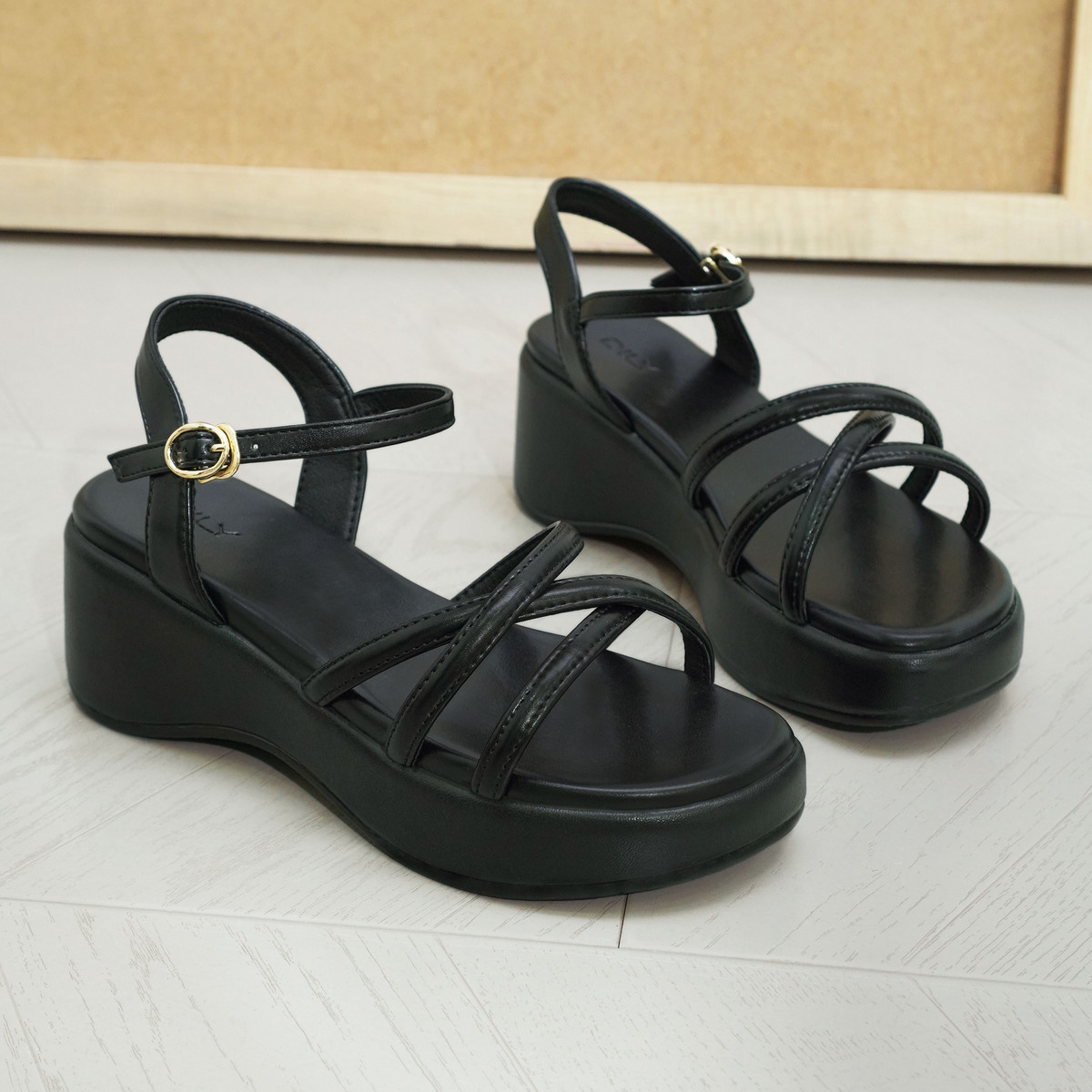 รองเท้าแตะส้นตึกผู้หญิง AA0432