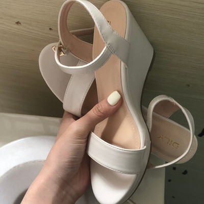 สีสัน: สีขาว / Size : 37