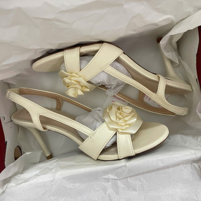 สีสัน: ครีม / Size : 36