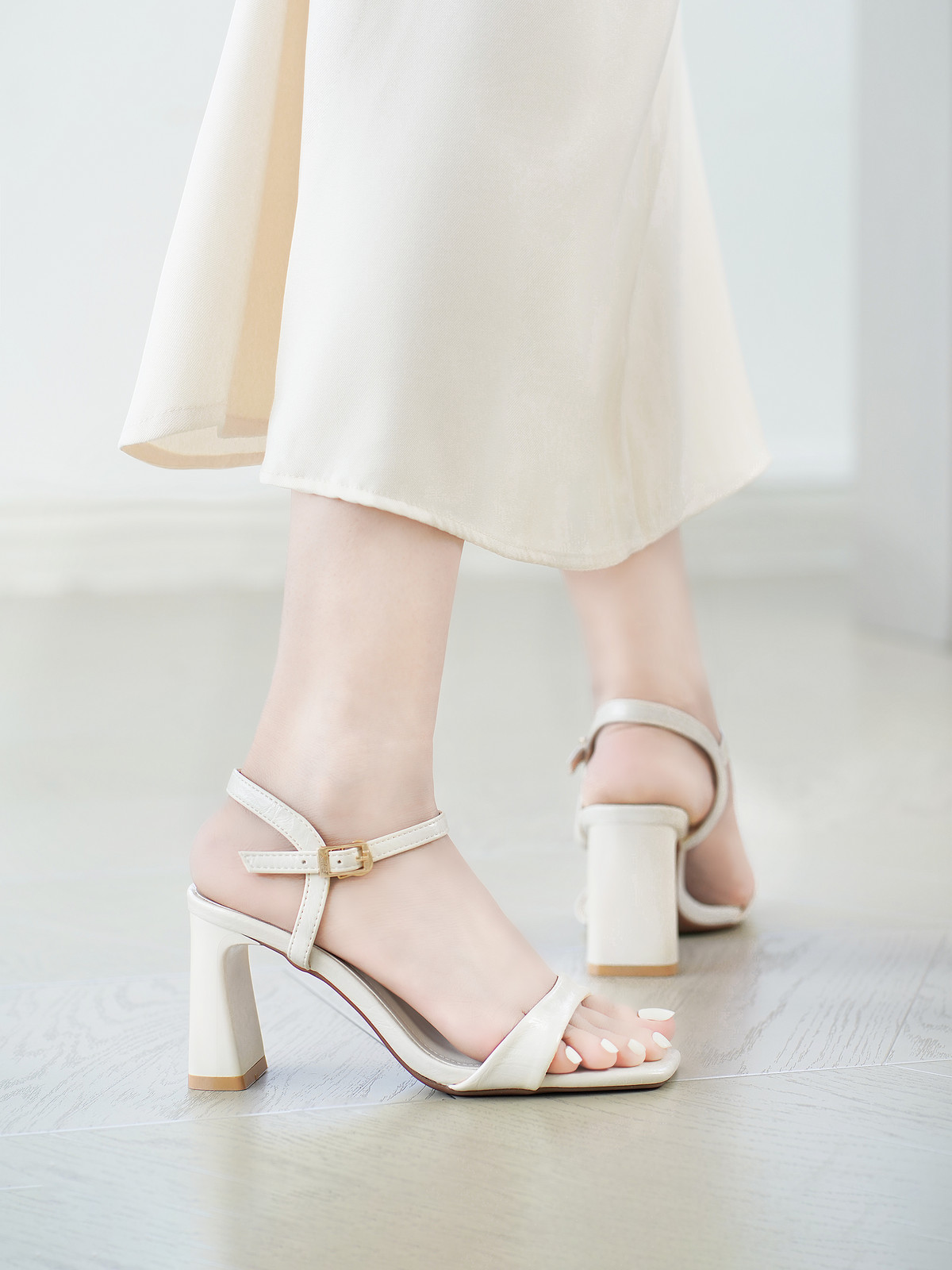 รองเท้าส้นสูงแบบเปิดหน้า DL0599