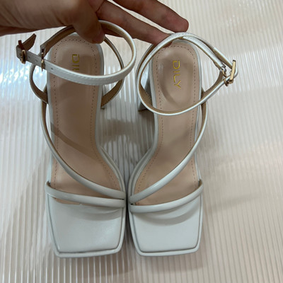 สีสัน: สีขาว / Size : 37