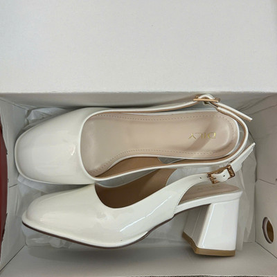 สีสัน: สีขาว / Size : 39