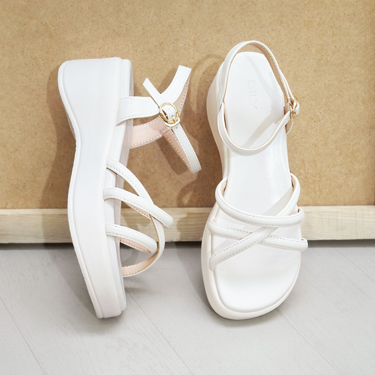 รองเท้าแตะส้นตึกผู้หญิง AA0432