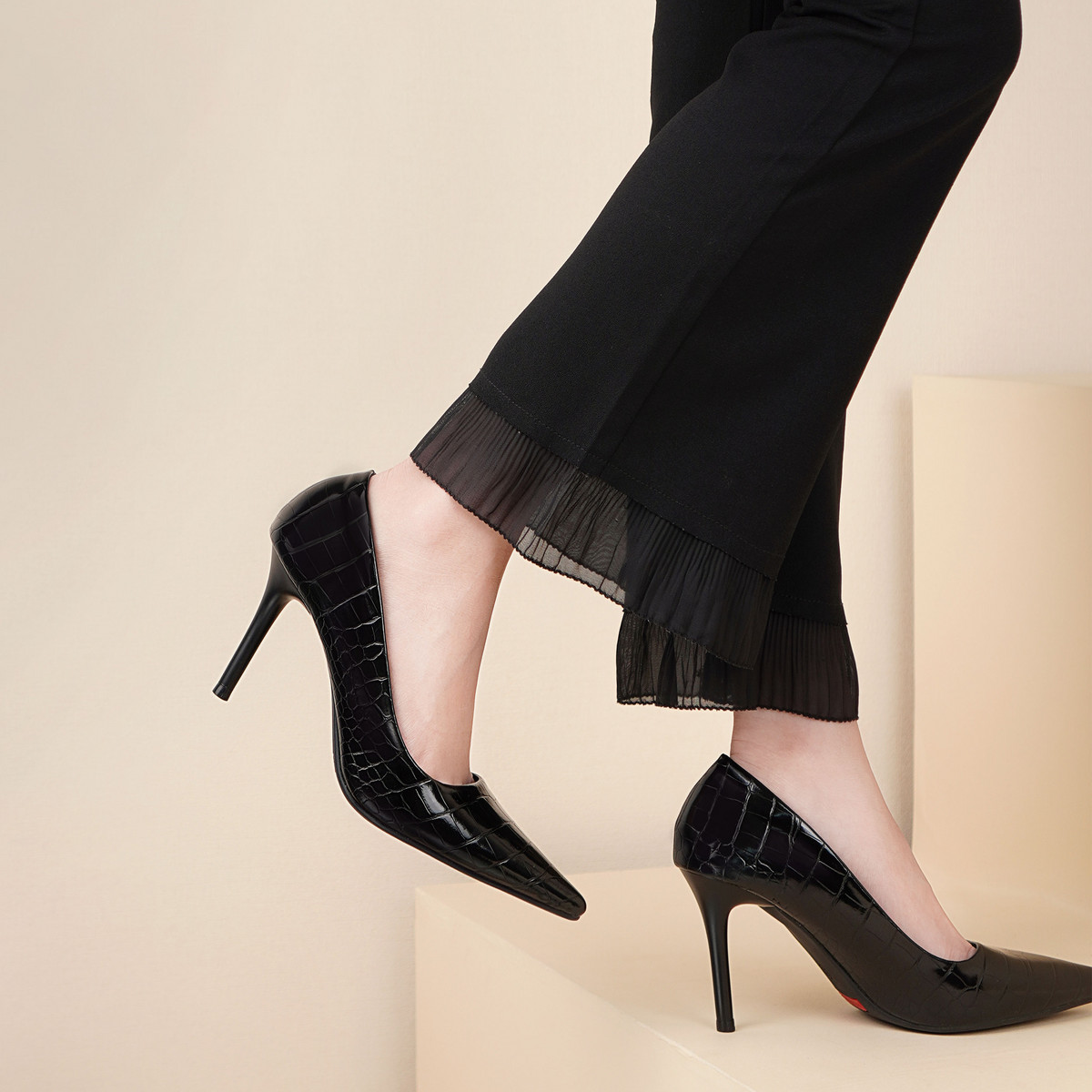 รองเท้าส้นสูงปลายแหลม AA0468