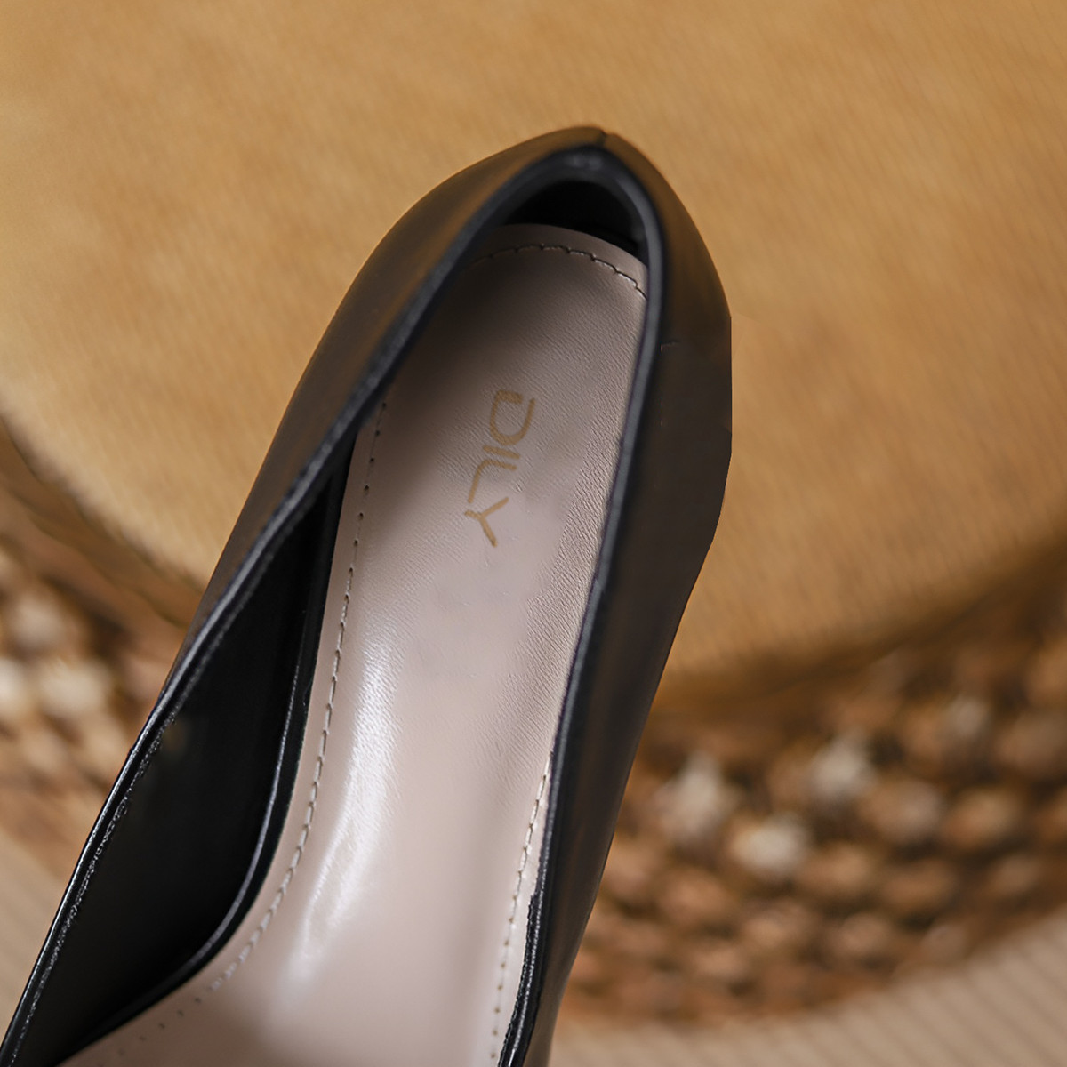 รองเท้าส้นสูงปลายแหลม AA0380