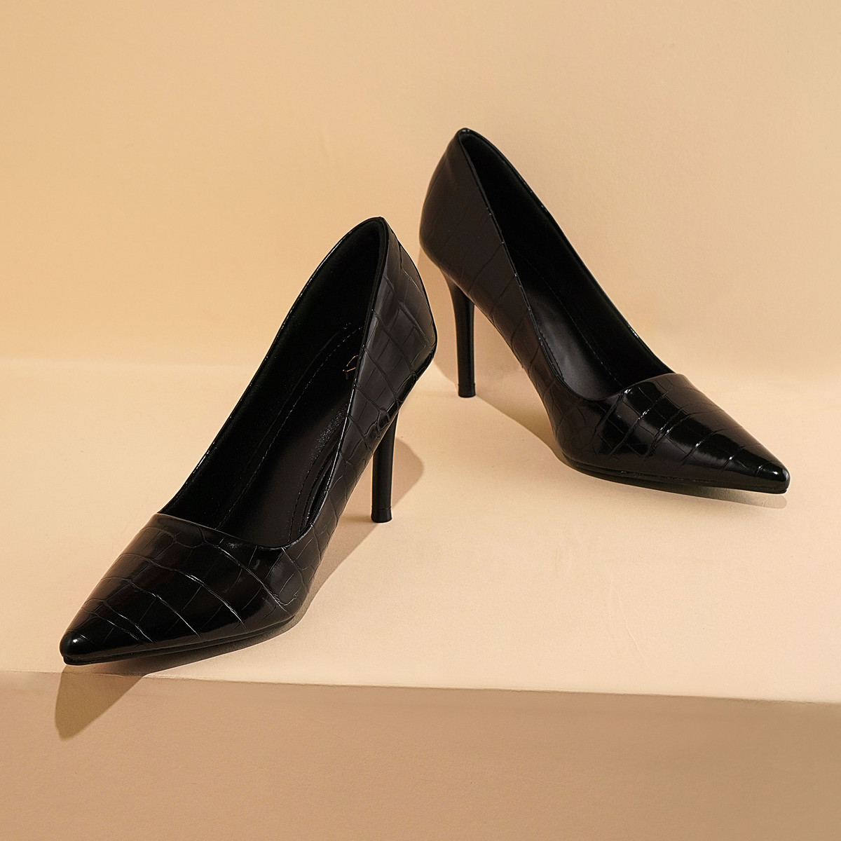 รองเท้าส้นสูงปลายแหลม AA0468