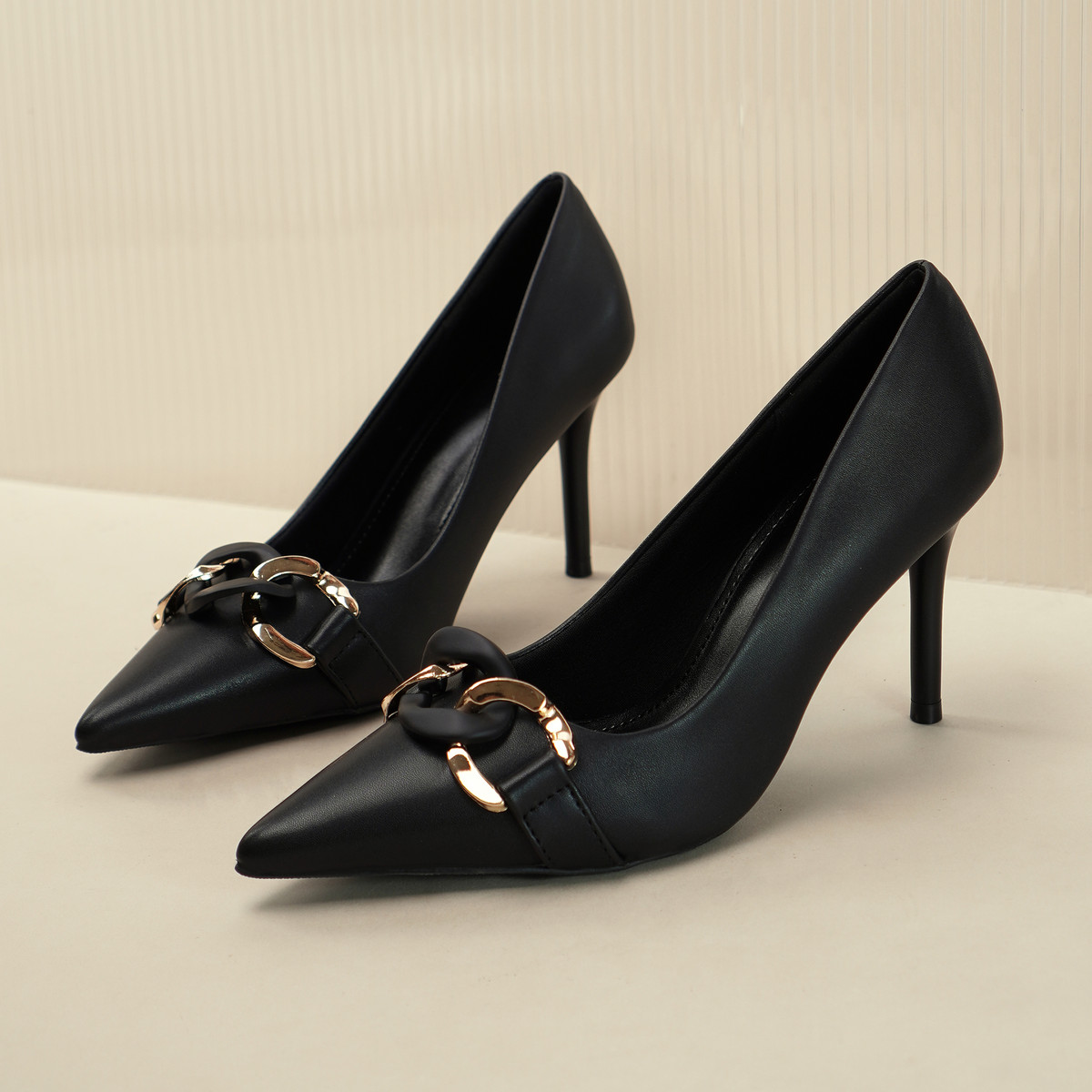 รองเท้าส้นสูงปลายแหลม AA0451