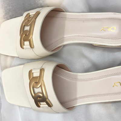 สีสัน: สีขาว / Size : 37