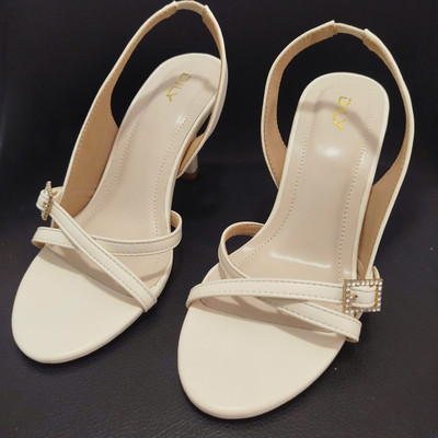 สีสัน: ครีม / Size : 36