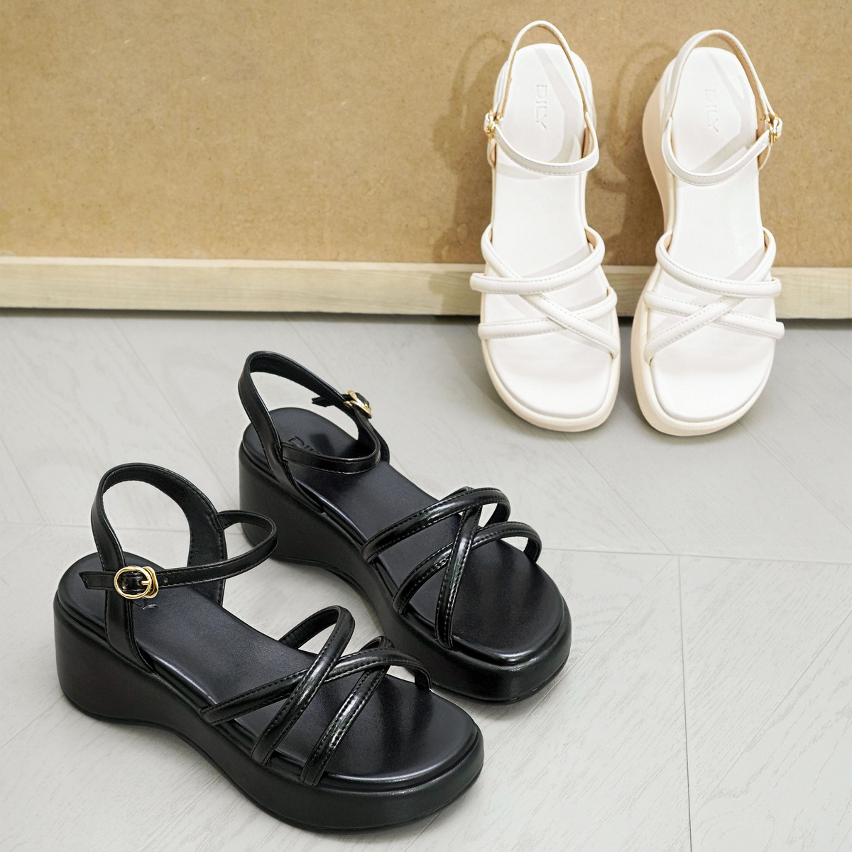 รองเท้าแตะส้นตึกผู้หญิง AA0432