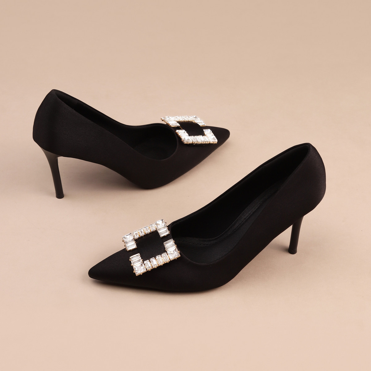 รองเท้าส้นสูงปลายแหลม AA0442