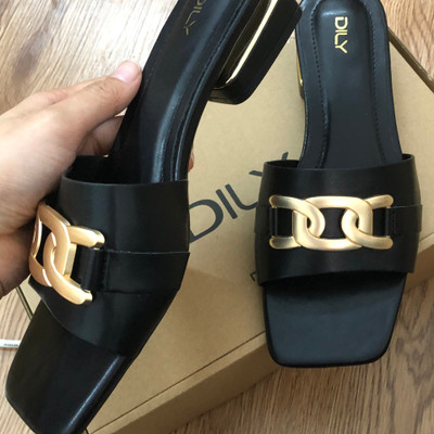 สีสัน: ดำ  / Size : 39