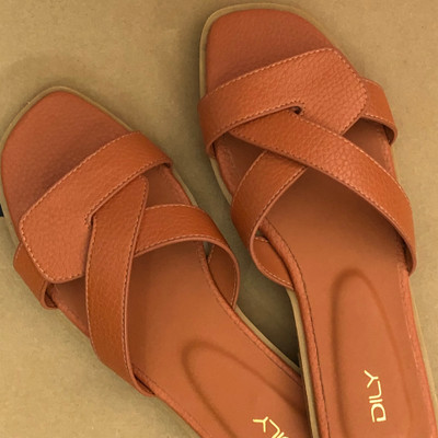 สีสัน: น้ำตาล / Size : 37