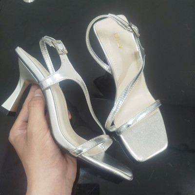 สีสัน: สีเงินค่ะ / Size : 39