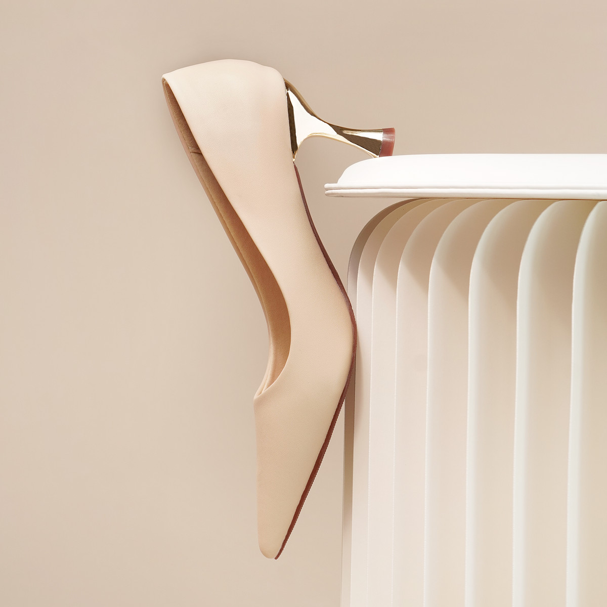 รองเท้าส้นสูงปลายแหลม AA0459