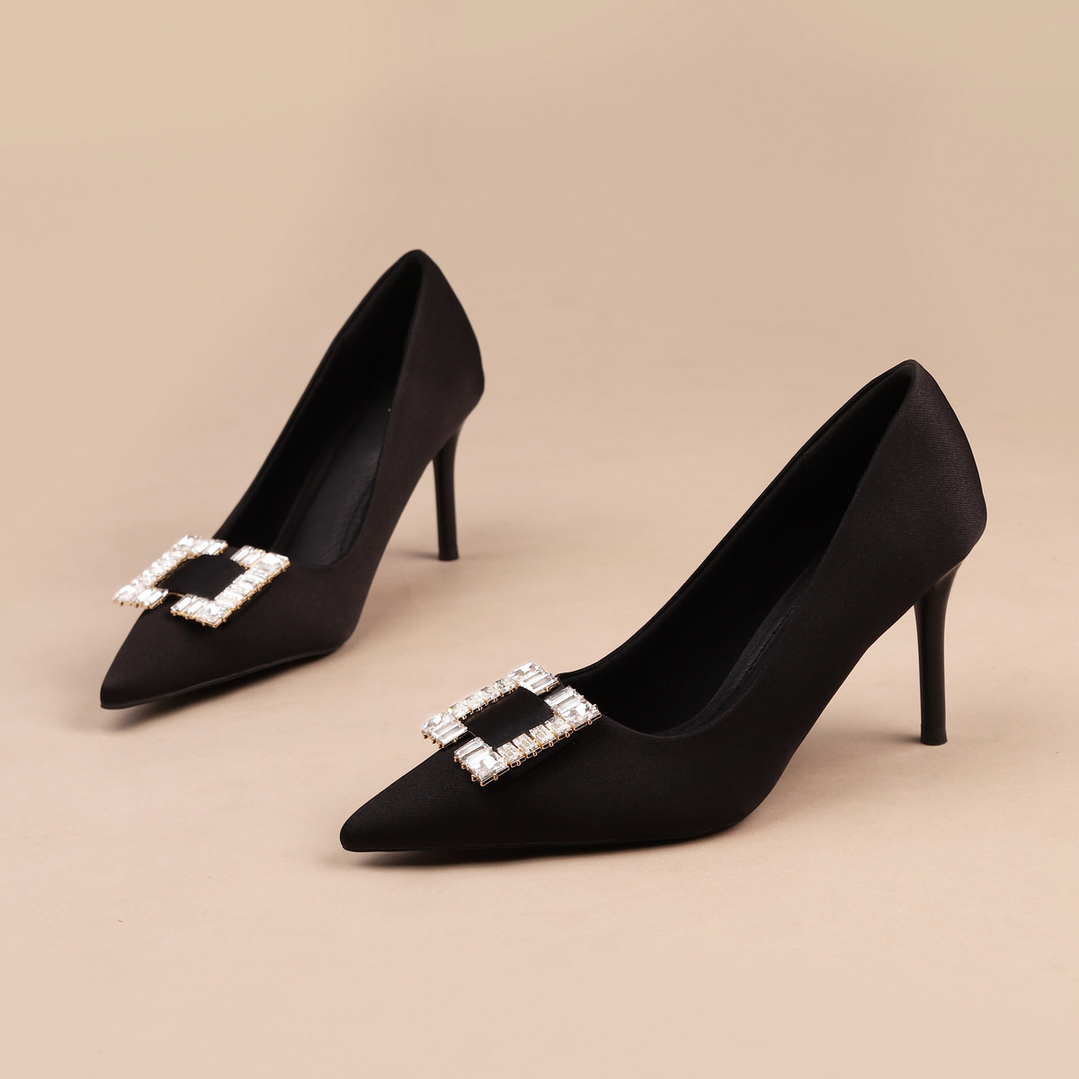 รองเท้าส้นสูงปลายแหลม AA0442