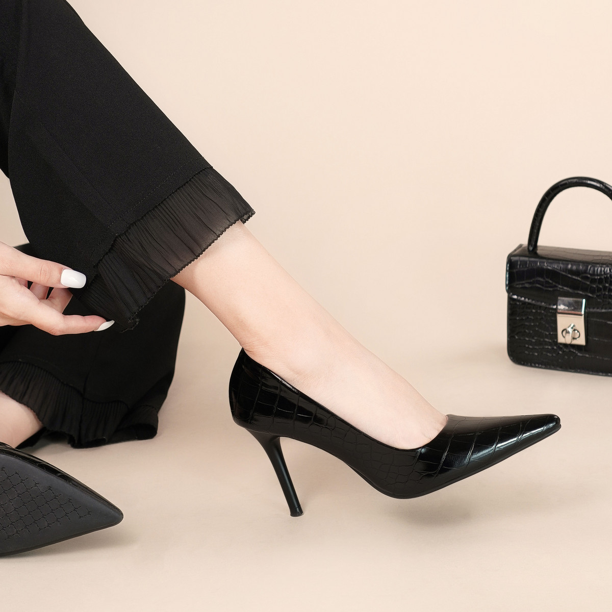 รองเท้าส้นสูงปลายแหลม AA0468