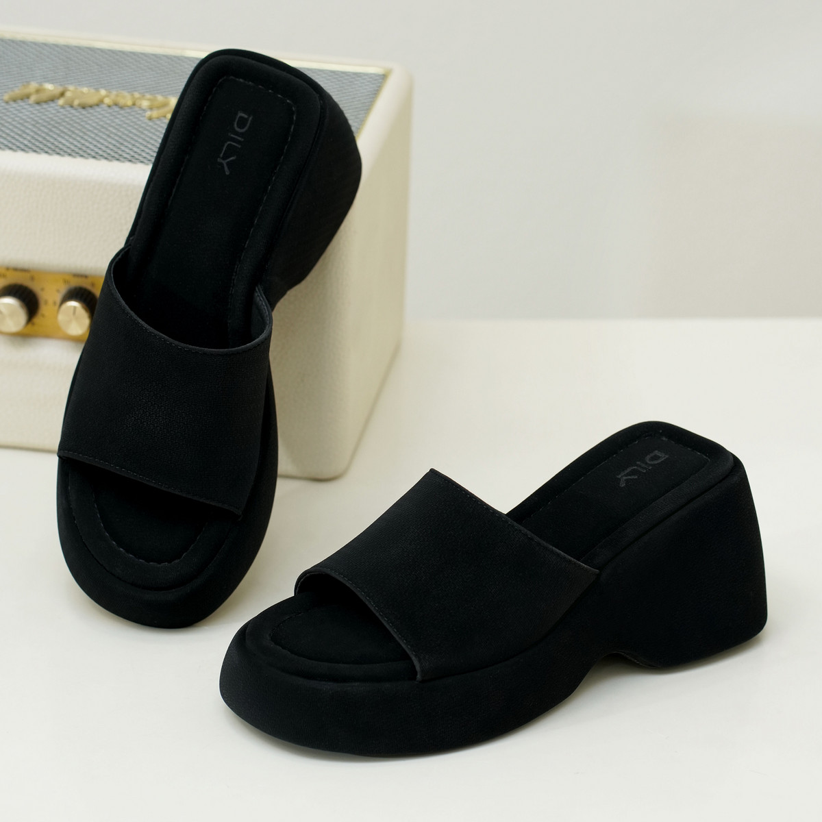 รองเท้าแตะพื้นหนา DL0591