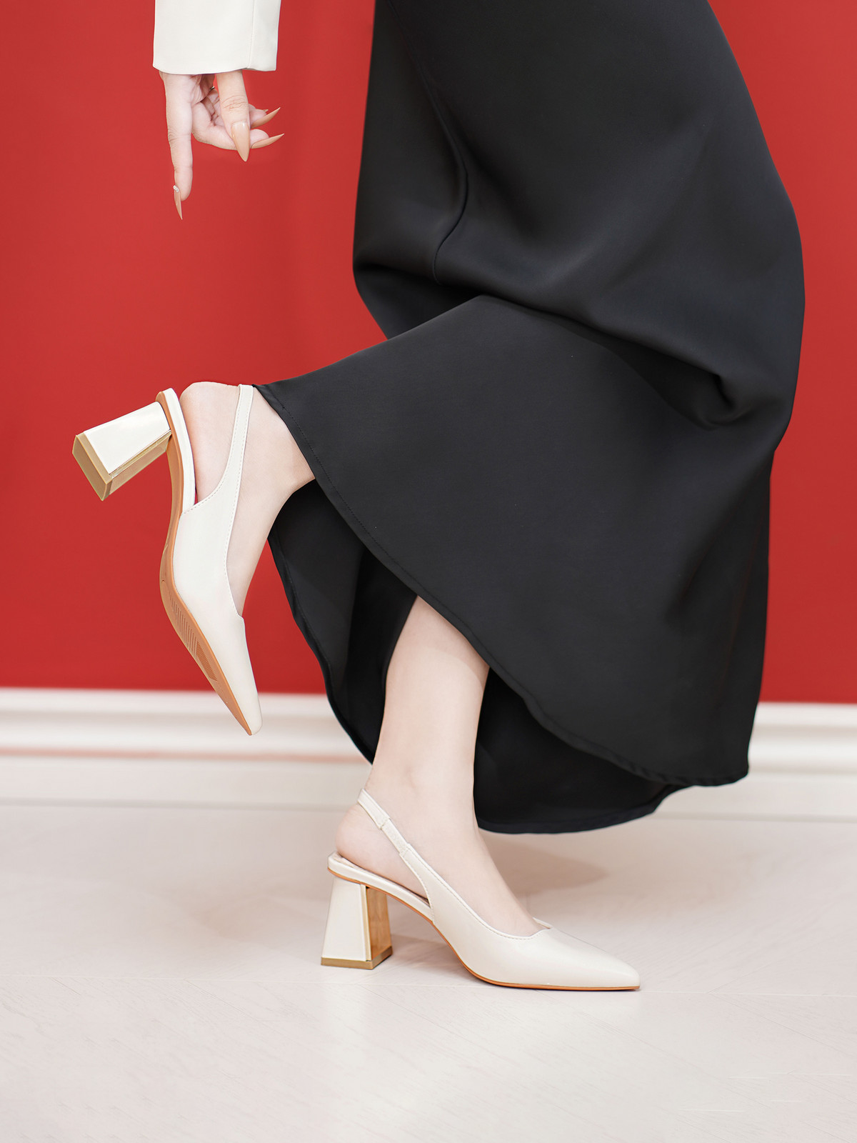 รองเท้าสลิงแบ็ค AA0375