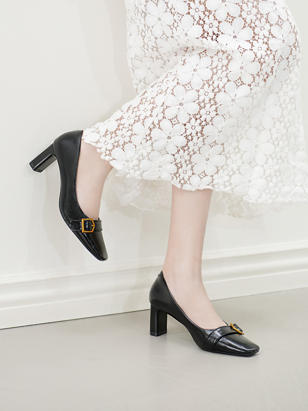 รองเท้าส้นสูงพื้นเหลี่ยม AA0458