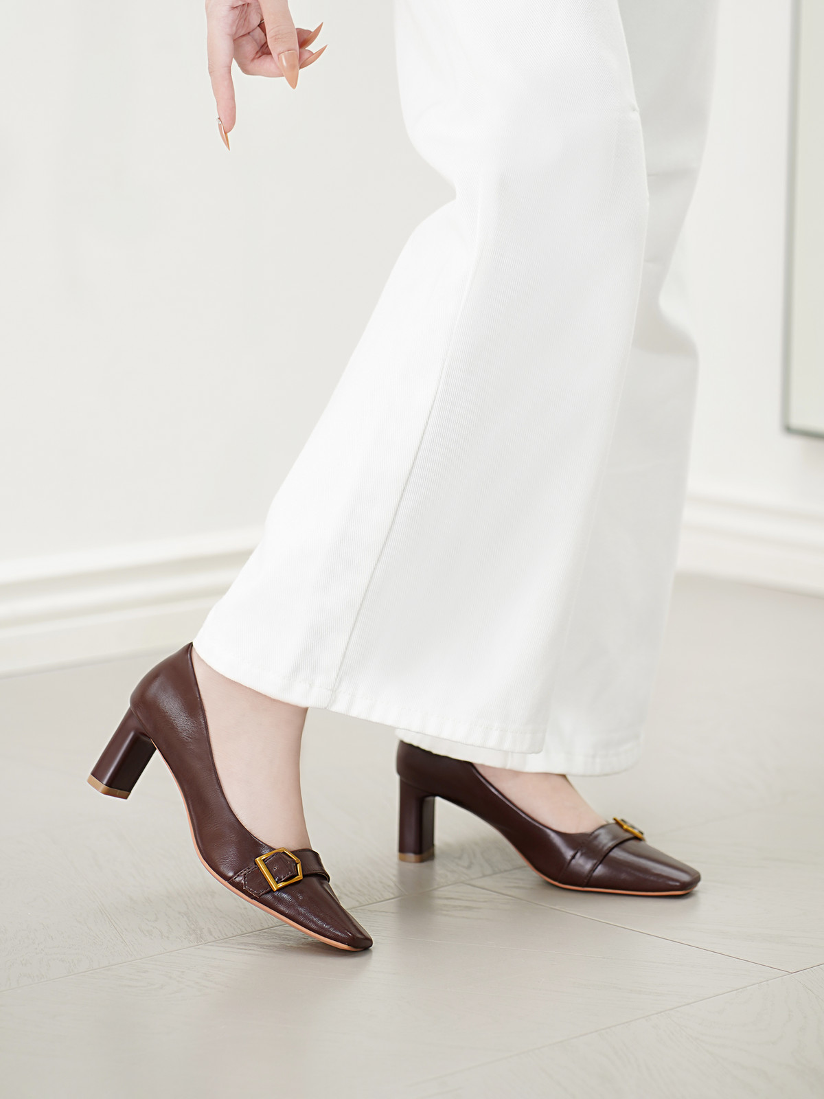 รองเท้าส้นสูงพื้นเหลี่ยม AA0458