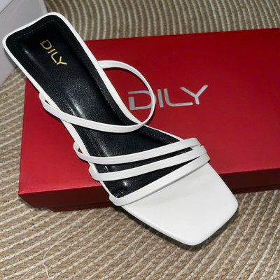 สีสัน: สีขาว / Size : 37