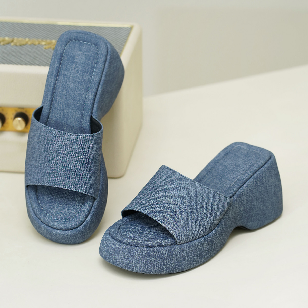 รองเท้าแตะพื้นหนา DL0591