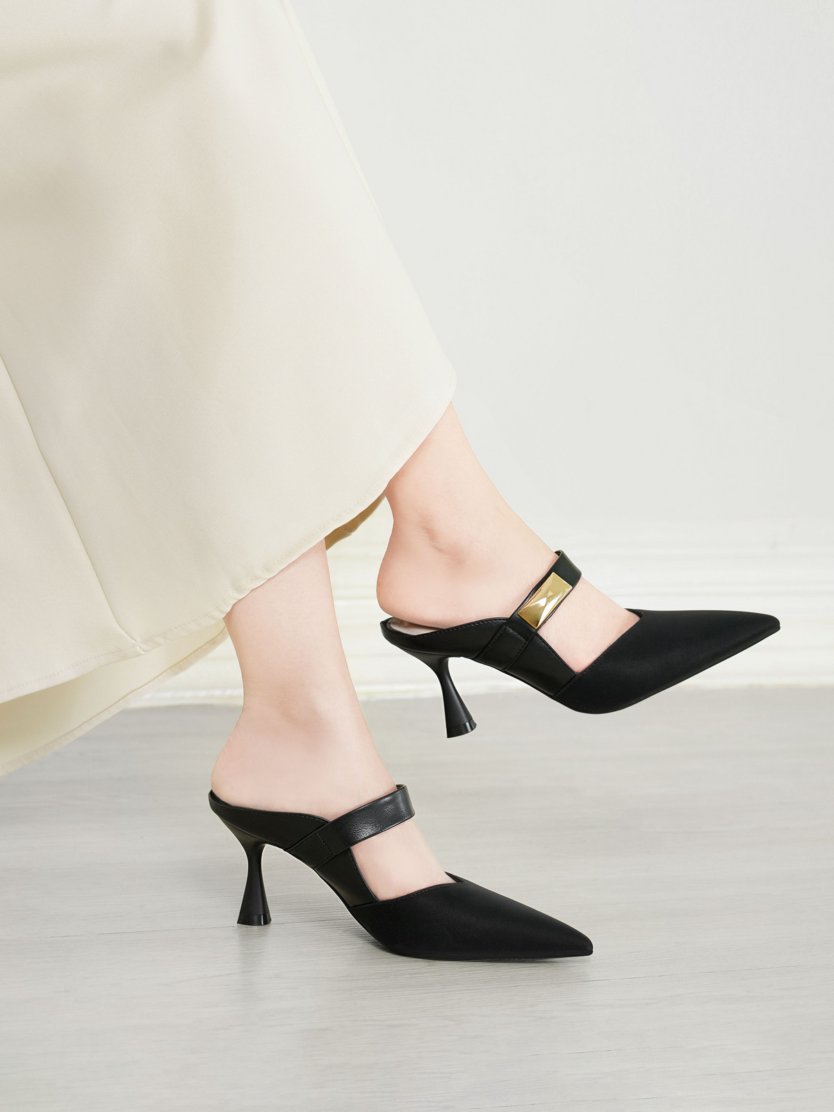 รองเท้ามิวล์ส้นสูง DL0589