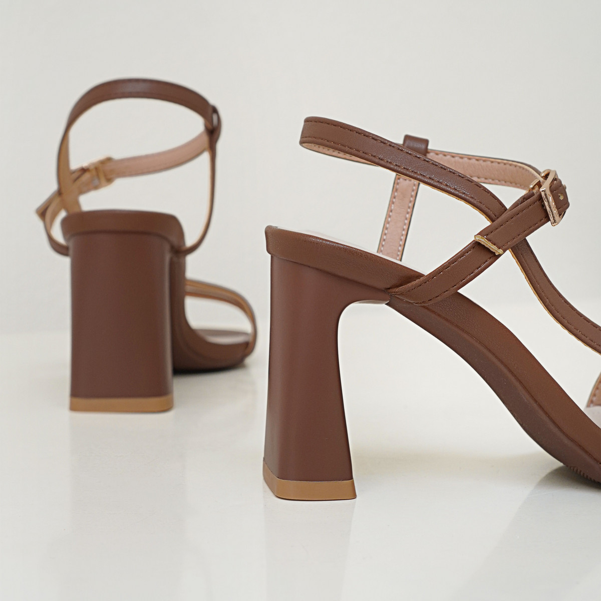 รองเท้าส้นสูงแบบเปิดหน้า AA0514