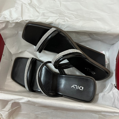 สีสัน: ดำ  / Size : 37