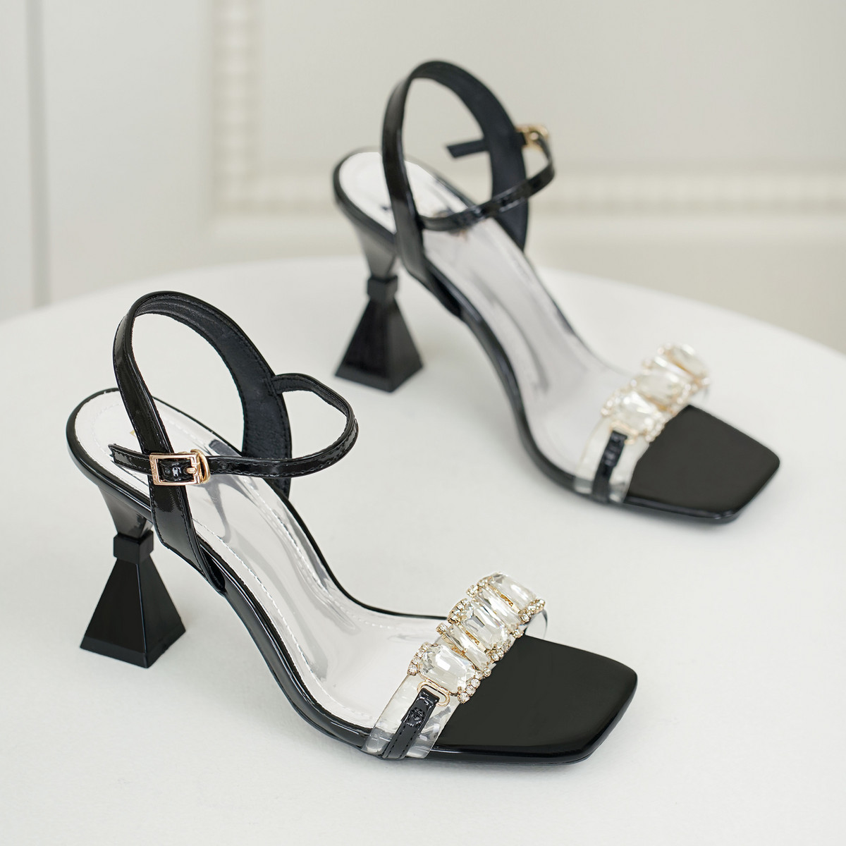 รองเท้าส้นสูงพื้นเหลี่ยม DL0593