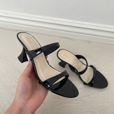 สีสัน: ดำ  / Size : 37