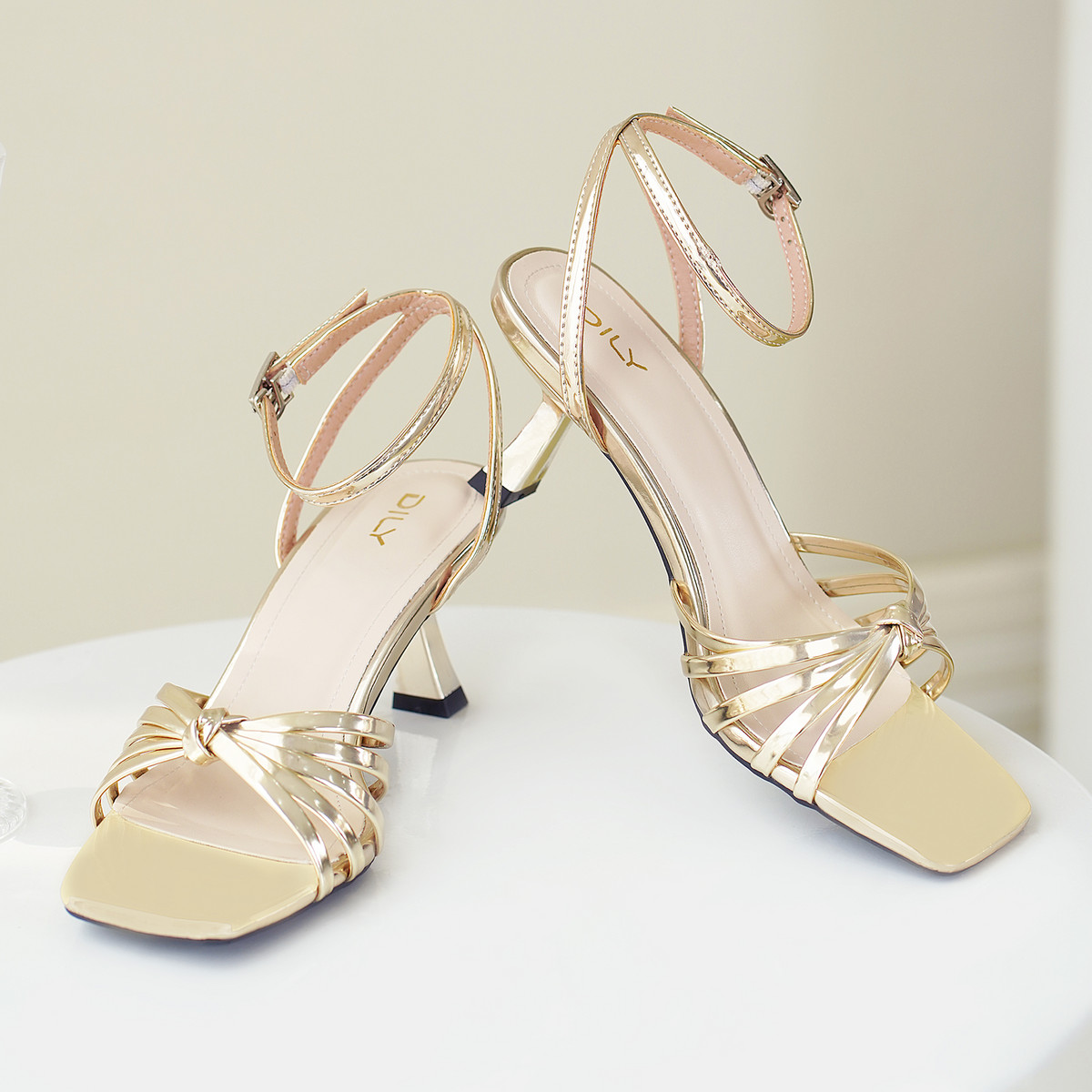 รองเท้าส้นสูงแบบเปิดหน้า DL0584