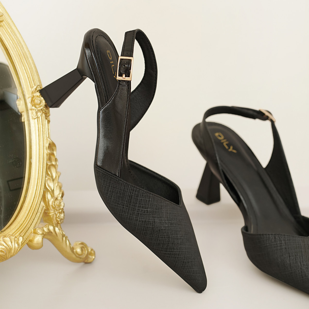 รองเท้าสลิงแบ็ค AA0479